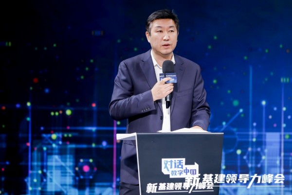 男人在舞台上唱歌

描述已自动生成