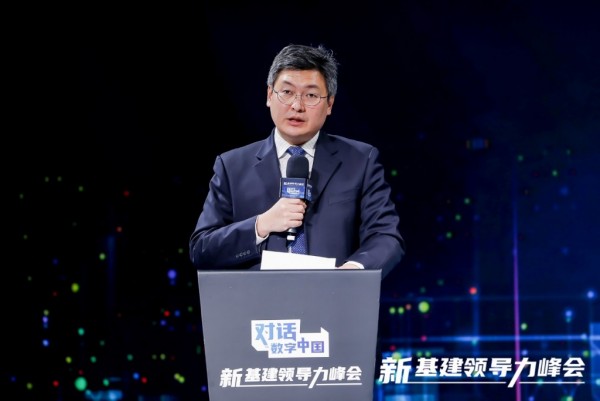 穿着西装笔挺的男子与配字

描述已自动生成