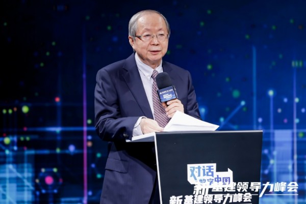 穿着西装笔挺的男子正在演讲

描述已自动生成