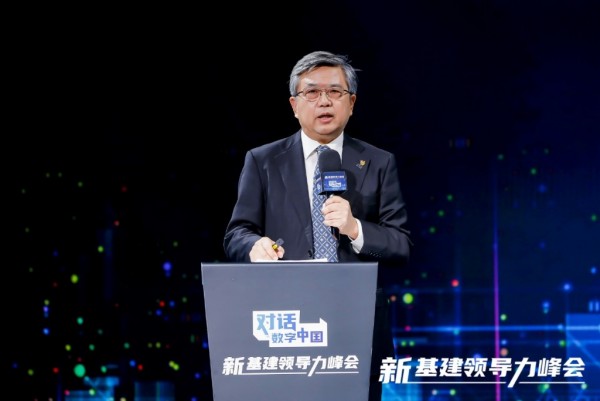 穿着西装笔挺的男子正在演讲

描述已自动生成