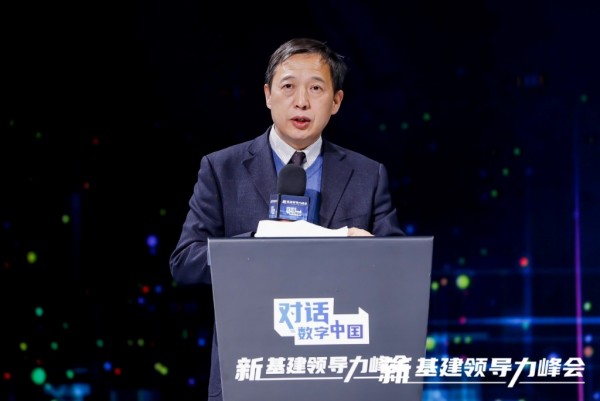 穿着西装笔挺的男子与配字

描述已自动生成