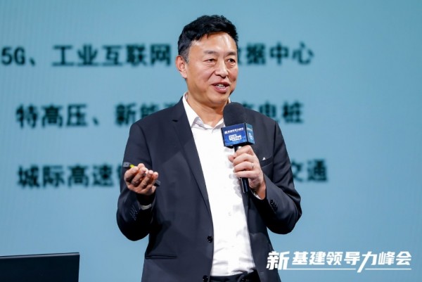 穿着西装笔挺的男子与配字

描述已自动生成